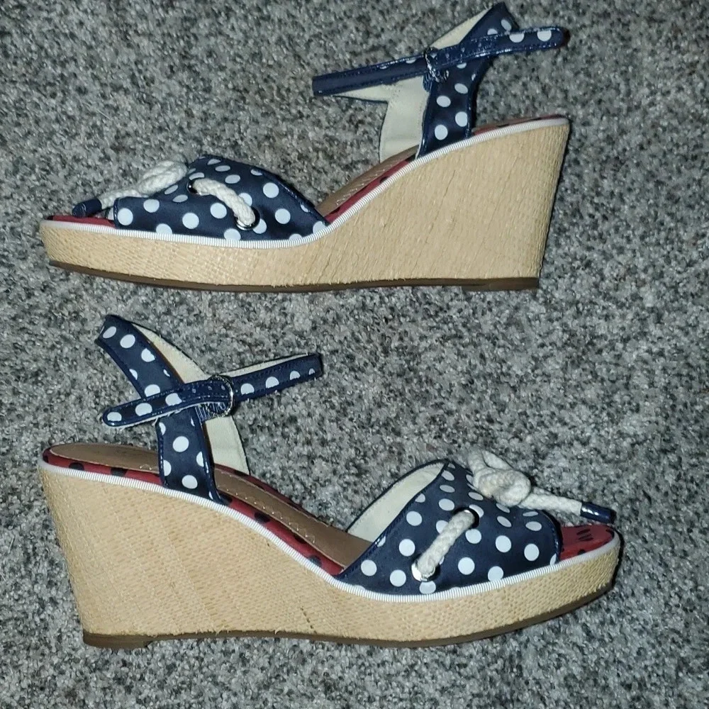 Sperry Polka-dot Sandals feature a blue & white polka dot design with rope bow